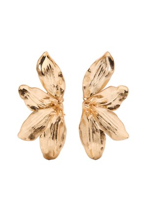 Kolczyki z metalu o złotym odcieniu, w kształcie trzech nakładających się na siebie, teksturowanych płatków kwiatu, każdy z małymi szczegółami pręcików w centrum.