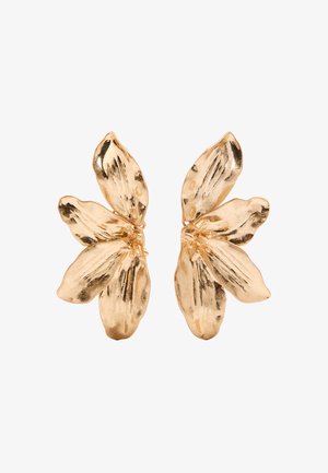 Kolczyki z metalu o złotym odcieniu, w kształcie trzech nakładających się na siebie, teksturowanych płatków kwiatu, każdy z małymi szczegółami pręcików w centrum.