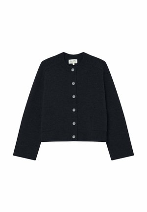 Gilet gris foncé en tissu doux, avec un col rond, une fermeture à boutons, des poignets côtelés et deux poches avant. Design simple.