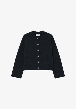 Gilet gris foncé en tissu doux, avec un col rond, une fermeture à boutons, des poignets côtelés et deux poches avant. Design simple.