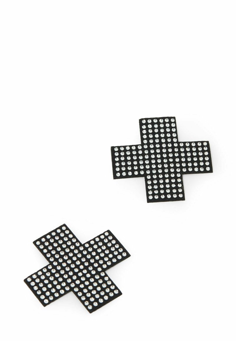 Dvě černé nášivky ve tvaru kříže zdobené rovnoměrně rozmístěnými malými stříbrnými cvočky na bílém pozadí.