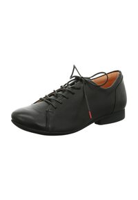 Schwarze Leder-Schnürschuhe mit einem schlanken, abgerundeten Design und minimalem Absatz. Sie verfügen über eine strukturierte Oberfläche und ein kleines rotes Akzentdetail.