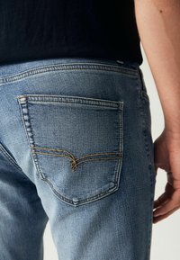 Next ULTIMATE COMFORT SUPER STRETCH - Tiesaus kirpimo džinsai - pale blue