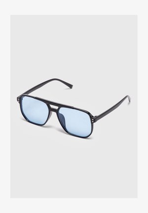 Occhiali da sole stile aviatore neri con montature sottili e lenti leggermente azzurre su sfondo grigio.
