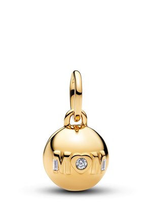 Pendentif circulaire en or avec « MOM » gravé, un diamant en forme de cœur remplaçant le « O », et des diamants baguette de chaque côté.