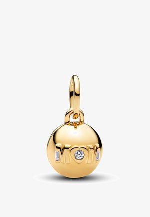 Pendentif circulaire en or avec « MOM » gravé, un diamant en forme de cœur remplaçant le « O », et des diamants baguette de chaque côté.