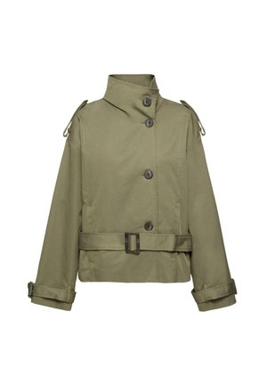 Olivo zelena skrajšana jakna z visokim ovratnikom, štirimi gumbi spredaj, pasom na pasu in manšetah ter detajli na naramnicah.