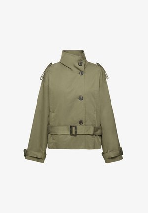 Olijfgroene cropped jas met hoge kraag, vier knopen aan de voorkant, ceintuur in de taille en manchetten, en details met schouderriemen.