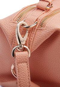Borsa in pelle testurizzata color pesca con hardware dorato, doppie cerniere e una pratica tracolla clip-on per versatilità e stile.