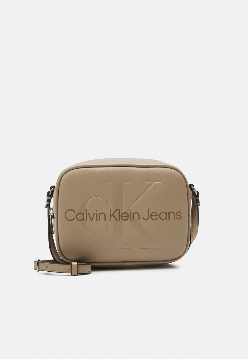 Calvin Klein Jeans SCULPTED CAMERA BAG MONO Umhängetasche dune/offwhite Zalando.ch
