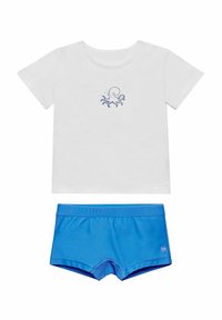 Camiseta blanca de algodón con estampado de pulpo azul y bañadores azules hechos de tejido elástico, que cuentan con una cintura elástica.