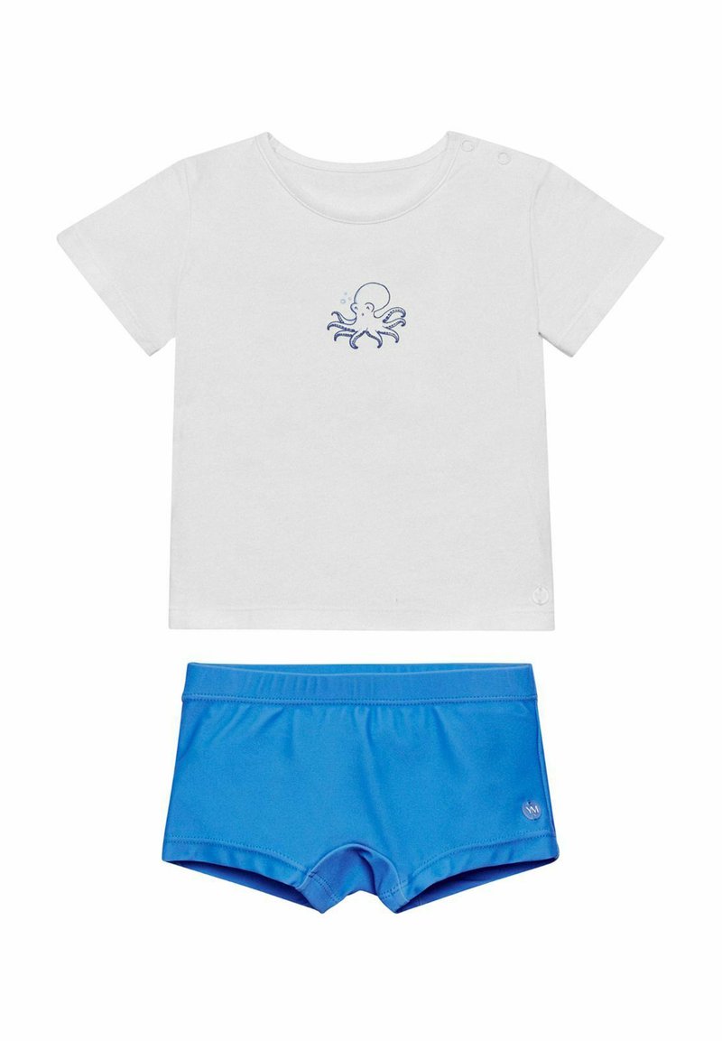 Camiseta blanca de algodón con estampado de pulpo azul y bañadores azules hechos de tejido elástico, que cuentan con una cintura elástica.