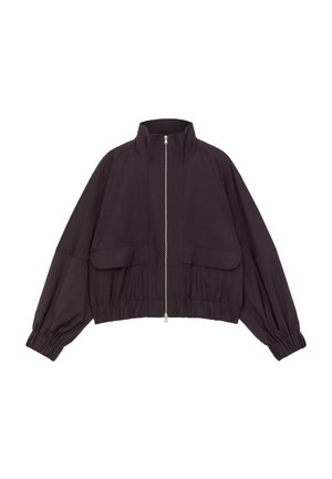 Veste noire raccourcie avec un col montant, une fermeture éclair à l'avant et des poignets élastiques. Comprend deux poches avant et un tissu lisse et texturé.