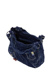 Donkerblauwe spijkerbroek schoudertas met metalen hardware, twee banden, een met rits afsluitbaar binnenvak en decoratieve studs aan de voorkant.