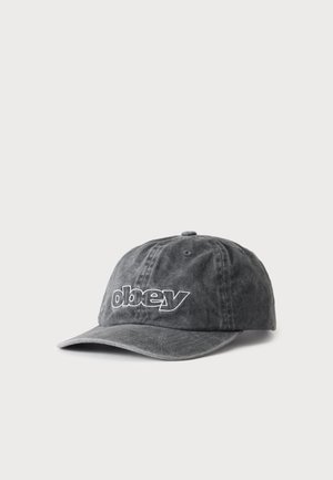Gorra de béisbol gris oscuro descolorida con visera curva y logo "obey" bordado en blanco en el centro delantero.