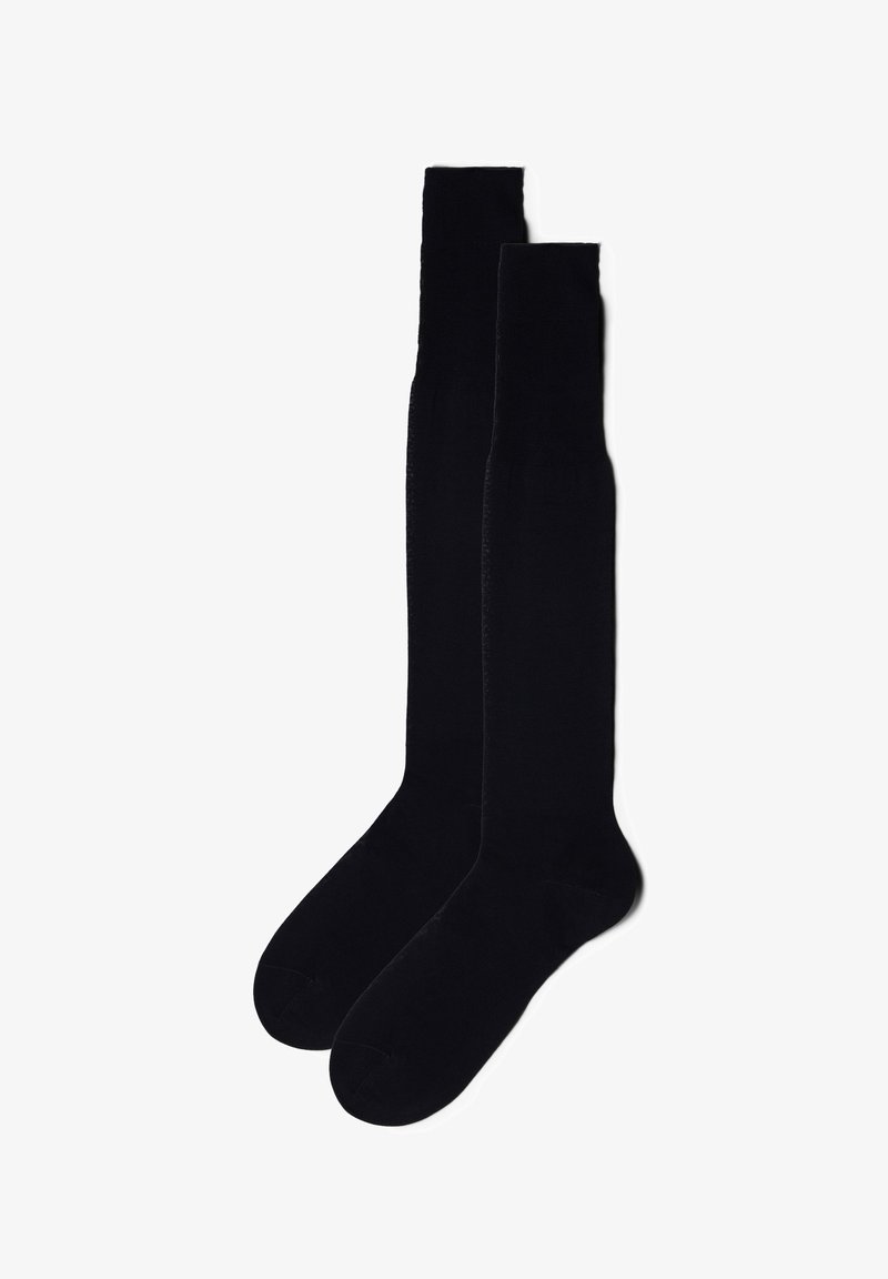 Schwarze Oberschenkelstrümpfe mit glattem Material und verstärkter Zehenpartie, ausgestattet mit einem nahtlosen Design und einem elastischen Bündchen für einen sicheren Halt.