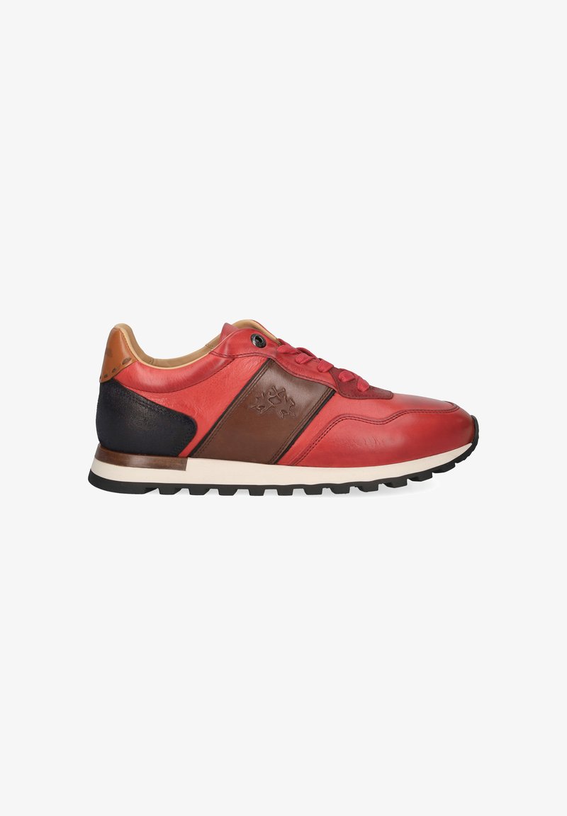 Basket en cuir rouge avec des accents marron et noir, semelle en caoutchouc et logo embossé sur le côté, vue de profil vers la droite.
