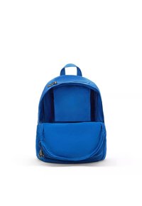 Blå tygryggsäck med en zippered huvudfack, framficka och bärhandtag. Slät textur utan synliga mönster eller dekorationer.