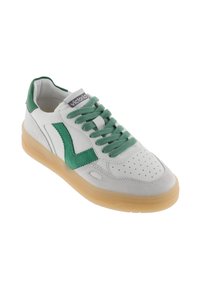 Sneaker blanche avec des accents et des lacets en suède vert, bout perforé, forme de bout rond et semelle en caoutchouc nature. Marque visible sur la languette.