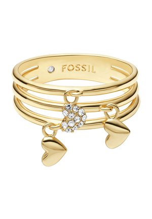 Tre guldbelagte armbånd med to hjertevedhæng og et hjerteformet vedhæng med klare krystaller, mærket Fossil indeni.