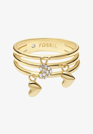 Tre guldbelagte armbånd med to hjertevedhæng og et hjerteformet vedhæng med klare krystaller, mærket Fossil indeni.