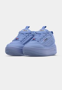 Ζευγάρι αθλητικά παπούτσια FILA πλατφόρμα σε ανοιχτό μωβ χρώμα, με κορδόνια, λογότυπο στη γλ ώσσα και στο πλάι, και θηλιές στο πίσω μέρος και στη γλώσσα.