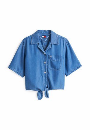Niebieska koszula jeansowa z krótkim rękawem, zapinana na związywany przód, z klasycznym kołnierzem, jedną kieszenią na piersi oraz zapięciem na guziki z detalem logo.