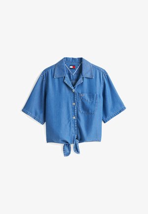 Niebieska koszula jeansowa z krótkim rękawem, zapinana na związywany przód, z klasycznym kołnierzem, jedną kieszenią na piersi oraz zapięciem na guziki z detalem logo.