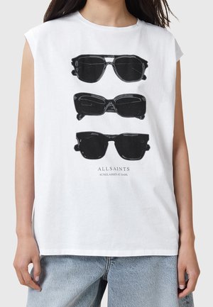 Biała koszulka bez rękawów z trzema czarnymi obrazkami okularów przeciwsłonecznych ułożonymi pionowo oraz tekstem "ALLSAINTS SUNGLASSES AT DARK", noszona przez osobę w jasnoniebieskich dżinsach.