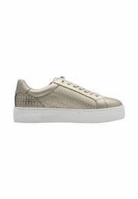 Sneaker dorato metallico con pannello laterale testurizzato, suola piatta bianca e design con lacci. Presenta un motivo geometrico sulla parte superiore.