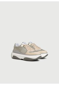 Lichte sneakers met een beige en olijfgroene synthetische bovenkant, witte tussenzool en gestructureerde rubberen buitenzool; heeft gouden accenten.
