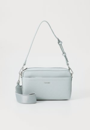 Borsa a tracolla di colore azzurro chiaro realizzata in materiale sintetico testurizzato. Caratterizzata da una chiusura con zip, una tracolla regolabile e un logo discreto sul davanti.