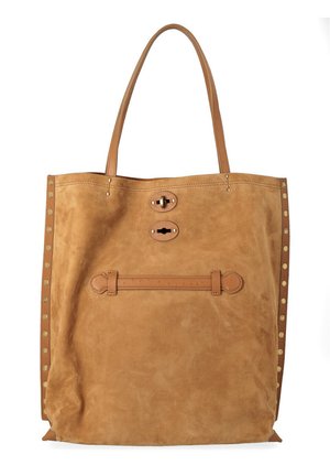 Borsa shopping in camoscio color cuoio chiaro con due manici in pelle, borchie dorate ai lati, una fascia orizzontale in pelle e due patch decorativi ovali in pelle sul davanti.