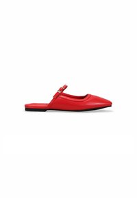 Zapato slingback de imitación cuero rojo con punta afilada, suela plana y una correa ajustable con un pequeño detalle de hebilla.