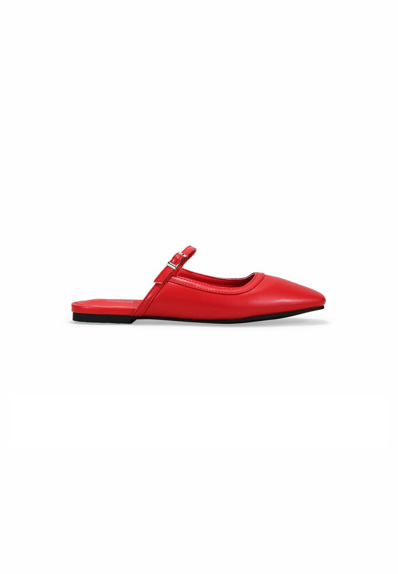 Zapato slingback de imitación cuero rojo con punta afilada, suela plana y una correa ajustable con un pequeño detalle de hebilla.