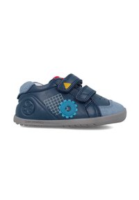 Zapatilla de cuero marina para niños pequeños con acentos en azul, correas de Velcro dobles, diseños de engranajes y cuadrículas, suela de goma gris y punta suave en azul.