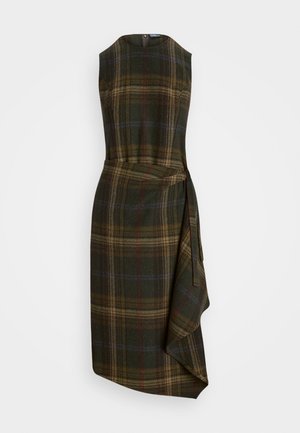 Sukienka w kratę w ciemnozielonym, żółtym i czerwonym odcieniu. Bezrękawowy krój z zawiązanym detalem i asymetrycznym dołem. Tkanina ma teksturowane wykończenie.