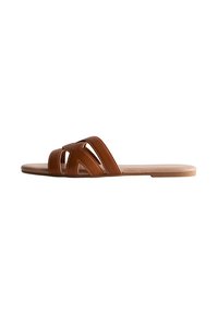 Bruna lädersandaler med korsade remmar, platt sula och minimalistisk design. Slät yta med bruna accenter på sulan.