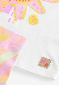 Next SET  - REGULAR FIT - Lühikesed püksid - pink white rainbow sun