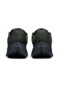 Baskets de course en olive foncé avec une tige sans couture, un talon rembourré et une semelle extérieure texturée, arborant le logo "ON RUNNING" en noir mat.