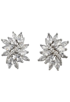 Orecchini in argento con design a foglia, caratterizzati da cristalli trasparenti taglio marquise e piccoli accenti rotondi. I dettagli texture arricchiscono l'aspetto complessivo.