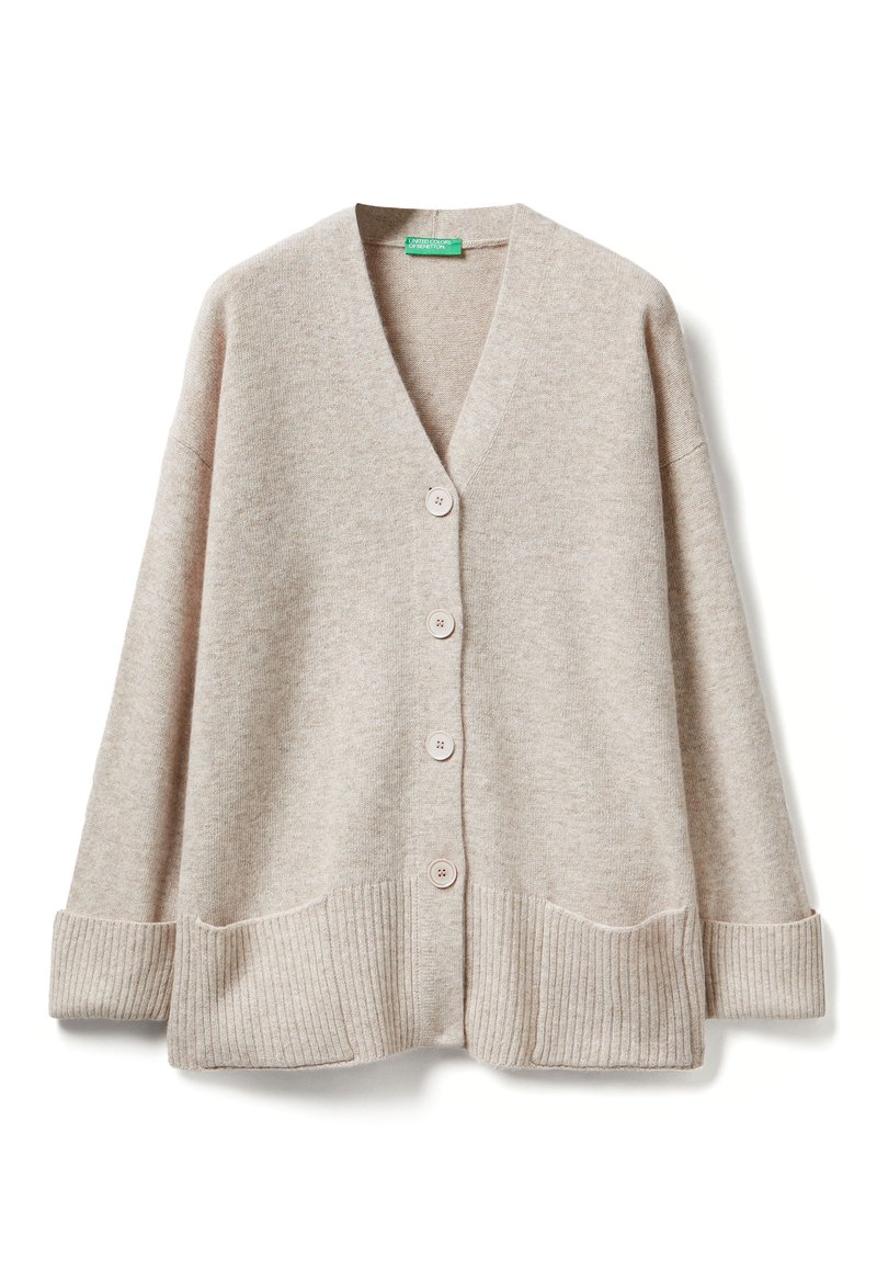 Beige pletený cardigan s V-výstřihem, dlouhými rukávy, žebrovanými manžetami a lemem, zapínáním na pět knoflíků a dvěma předními kapsami.