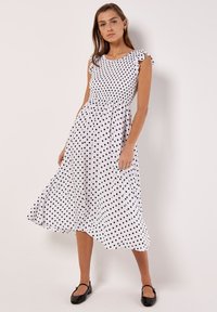 POLKADOT SMOCKED MIDI - Vapaa-ajan mekko - white