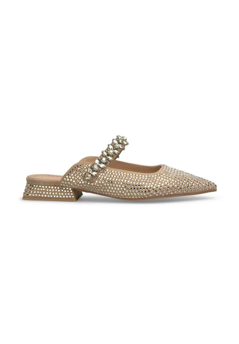 Scarpa slingback beige testurizzata con punta affusolata, cinturino decorato e tacco basso, caratterizzata da un design aperto e dettagli metallici.