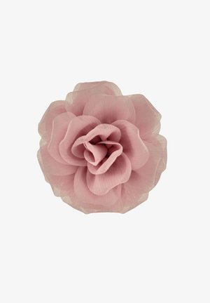 Fiore di tessuto rosa con petali traslucidi sovrapposti, disposti in una forma arrotondata e piena su uno sfondo bianco.