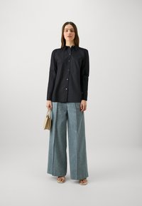 KARL LAGERFELD SIGNATURE TUNIC - Skjortebluse - black