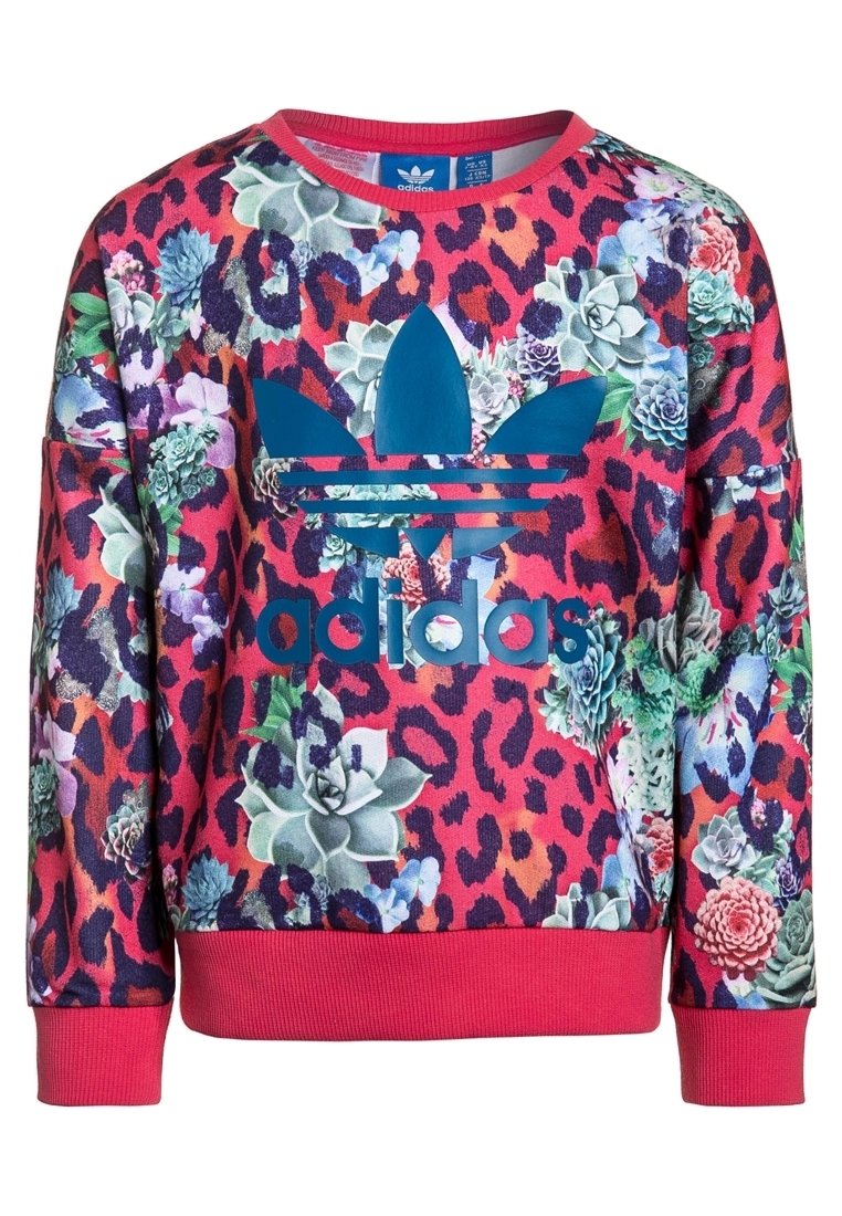 Sudadera roja y rosa con un dobladillo ajustado, que presenta un patrón de flores y estampado de leopardo. Gráfico en azul en el centro. Textura de tela suave.