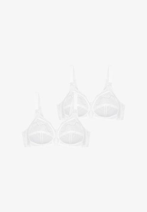 Dos sujetadores blancos de copa blanda con tirantes ajustables y detalles decorativos de encaje con ojales en las copas, mostrados sobre un fondo liso.