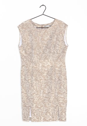 Robe beige ajustée avec une texture subtile, des manches courtes et des fentes sur les côtés. Le tissu présente un léger motif avec une finition scintillante. Suspendue à un crochet.