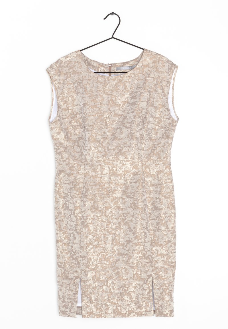 Beige přiléhavé šaty s jemnou texturou, krátkými rukávy a bočními rozparky. Látka má světlý vzor s třpytivým povrchem. Zavěšené na háčku.